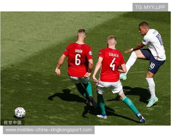 姆巴佩禁区左侧强行打门